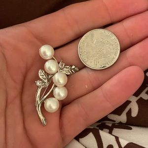 Pretty as a pearl broach